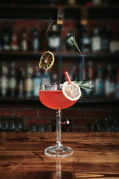 Foto grátis cocktail delicioso em um bar
