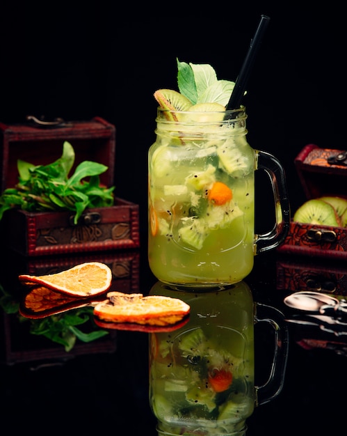 Foto grátis cocktail fresco com abacaxi e kiwi