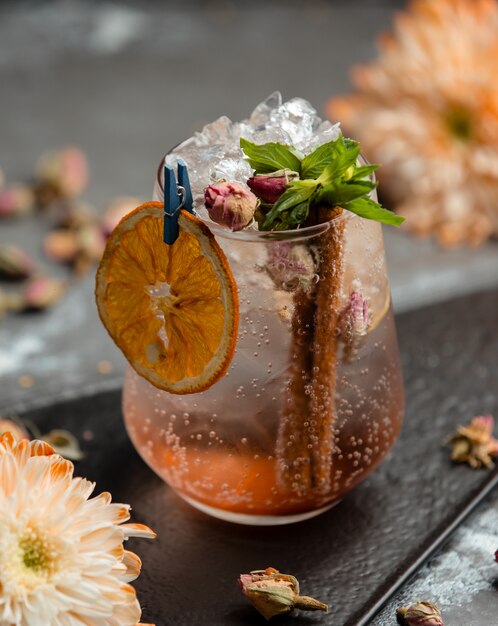 Cocktail fresco com laranja e canela secas