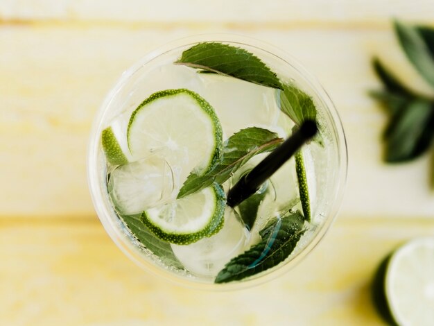 Cocktail frio transparente com limão e hortelã