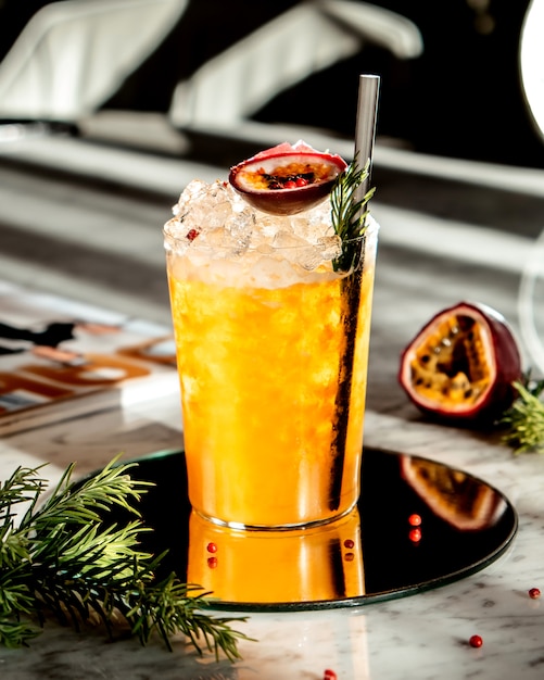 Cocktail gelado de laranja em cima da mesa