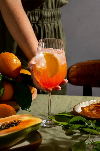 Foto grátis cocktail italiano de mão na natureza morta