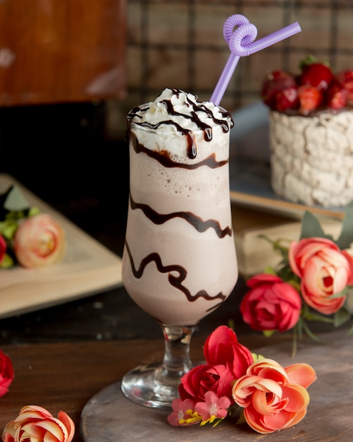 Cocktail leitoso cremoso com calda de chocolate.