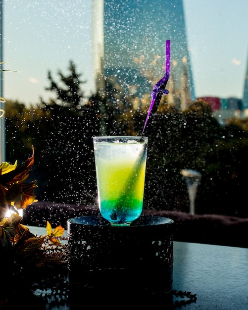 Cocktail refrescante com cubos de gelo 1