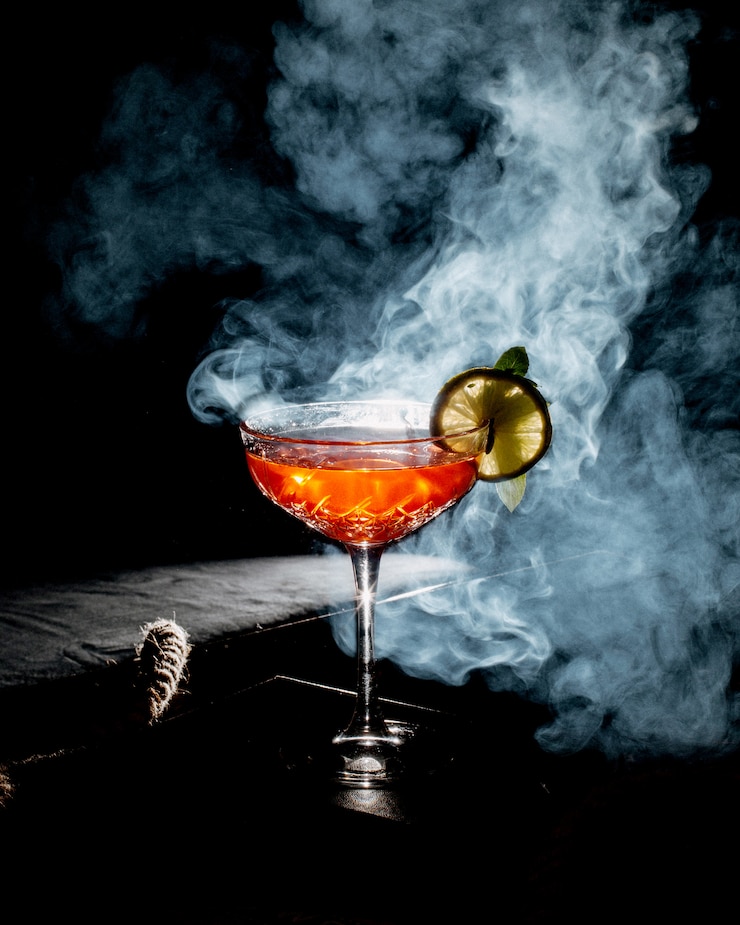 Foto grátis cocktail refrescante decorado com uma fatia de limão