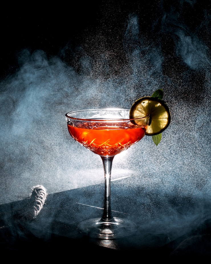 Foto grátis cocktail refrescante decorado com uma fatia de limão