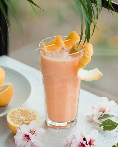 Cocktail rosa com limão e flores.