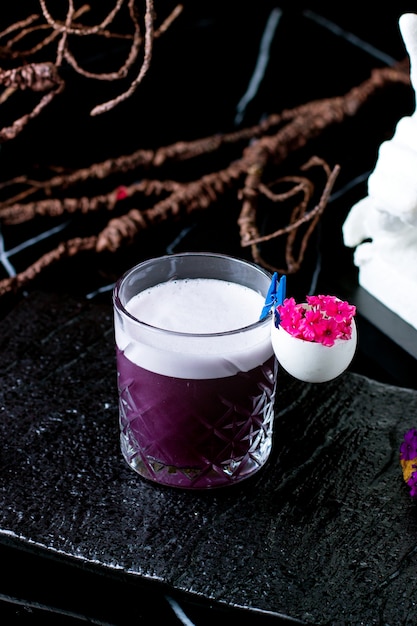 Foto grátis cocktail roxo em cima da mesa