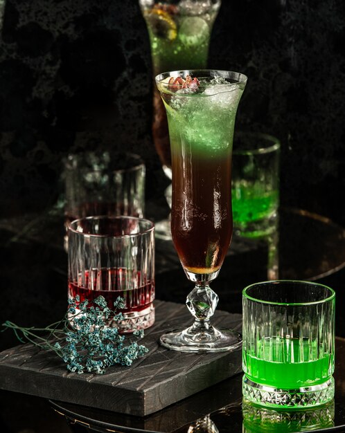 Cocktail verde preto em cima da mesa