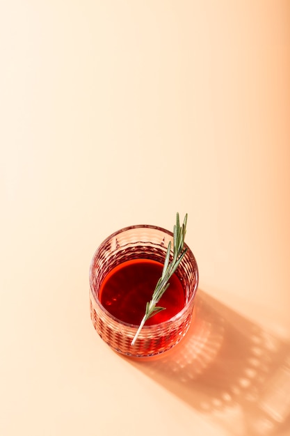 Foto grátis cocktail vermelho com espaço de cópia