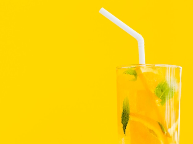 Cocktail vibrante com laranjas e hortelã
