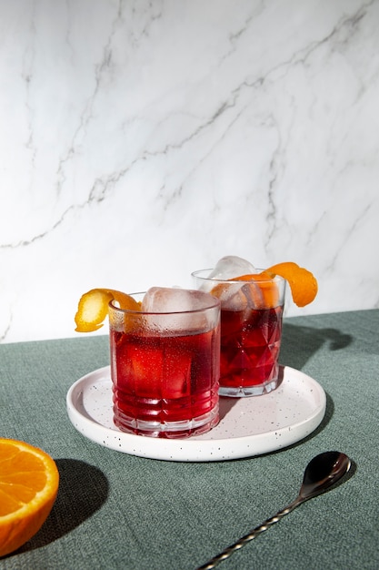 Cocktails de negroni saborosos de alto ângulo com azeitonas