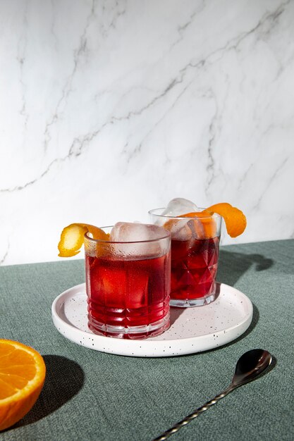 Cocktails de negroni saborosos de alto ângulo com azeitonas