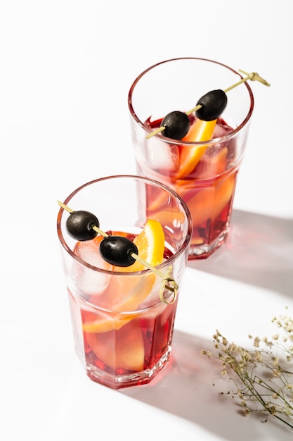 Foto grátis cocktails de verão com vista superior de gelo