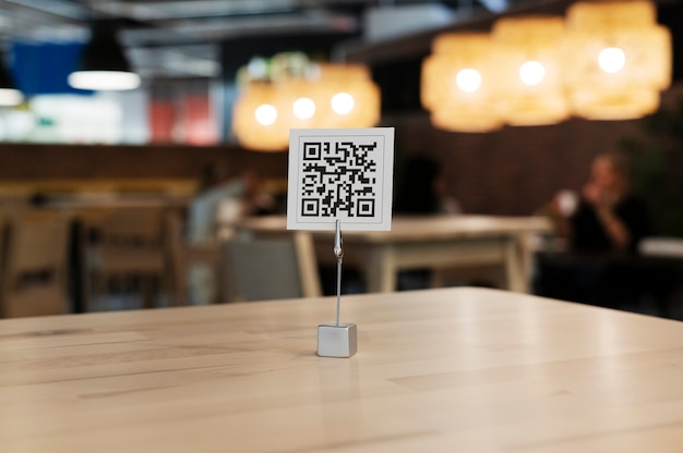 Código QR em uma mesa