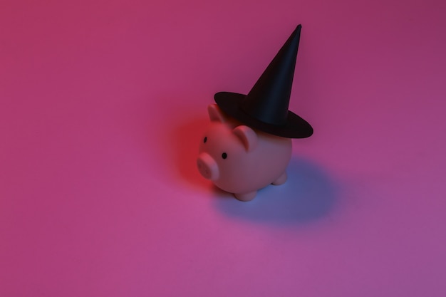 Cofrinho com chapéu de bruxa. luz de néon gradiente vermelho-azul. tema de halloween
