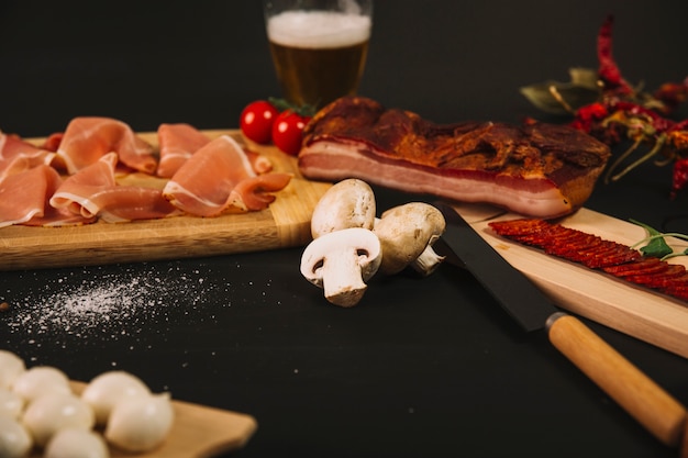 Foto grátis cogumelos frescos perto da carne