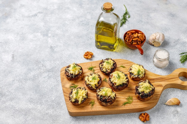 Foto grátis cogumelos recheados assados caseiros champignon com endro fresco e queijo