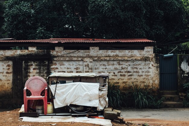 Coisas antigas sentadas de fora amarradas