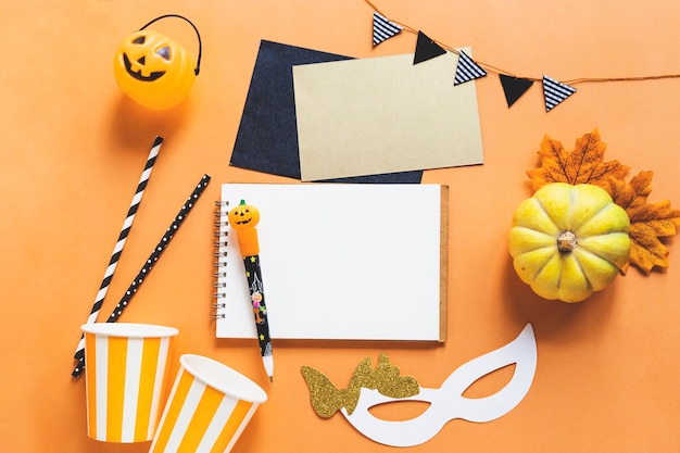 Coisas de halloween em torno de caderno e caneta