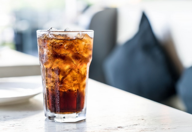 Foto grátis cola gelada sobre a mesa