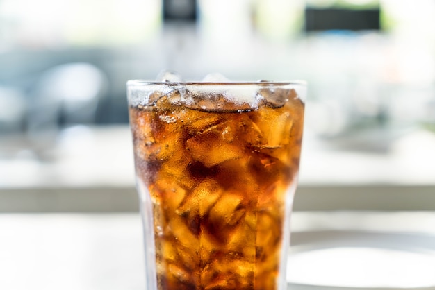 Foto grátis cola gelada sobre a mesa