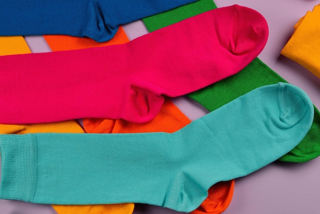 Coleção colorida de meias de algodão.