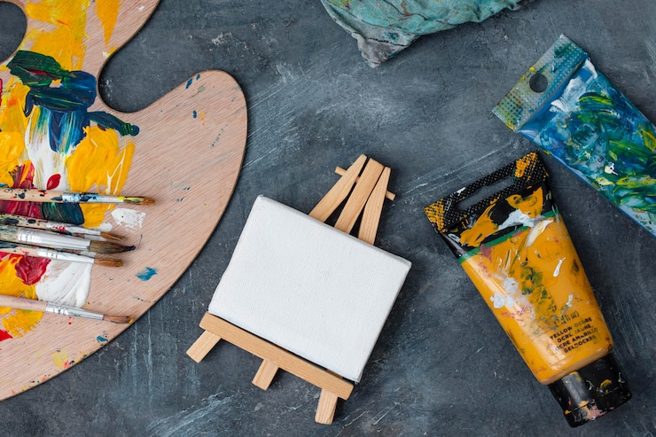 Foto grátis coleção de adereços de artista na mesa
