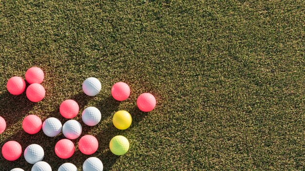 Coleção de bolas de golfe vista superior com cópia-espaço