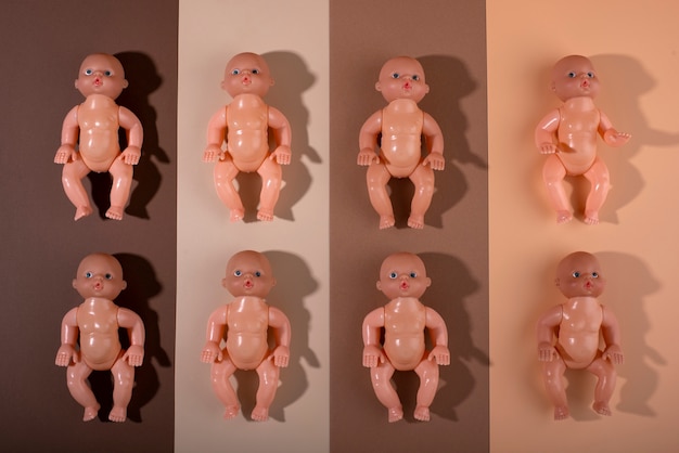 Foto grátis coleção de bonecas de plástico para crianças
