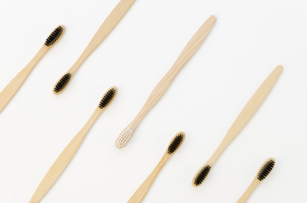 Foto grátis coleção de escovas de dente com apenas uma branca