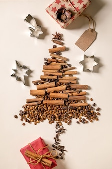Coleção de especiarias aromáticas e diferentes grãos de café como árvore de natal
