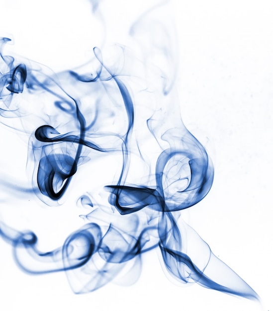 Foto grátis coleção de fumaça azul no fundo branco
