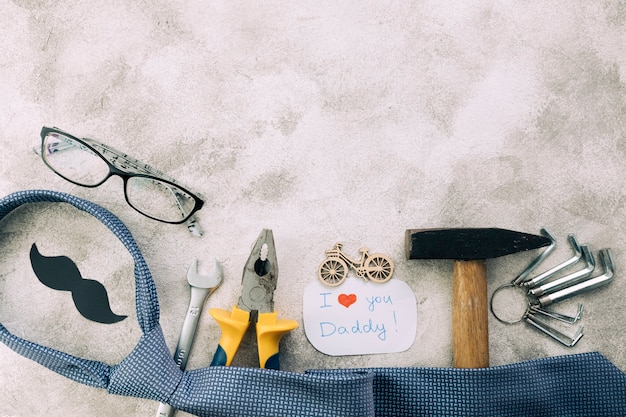 Coleção de instrumentos perto de bigode decorativo com eu te amo papai palavras e gravata