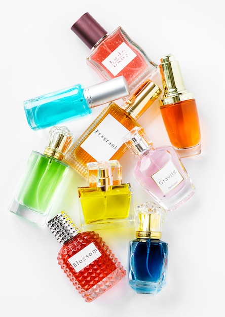 Coleção de pequenos frascos de perfume