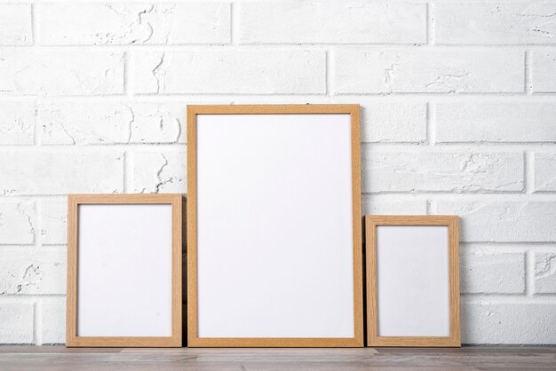 Coleção de quadros em branco na prateleira