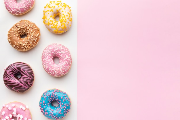 Foto grátis coleção de rosquinhas com espaço de cópia