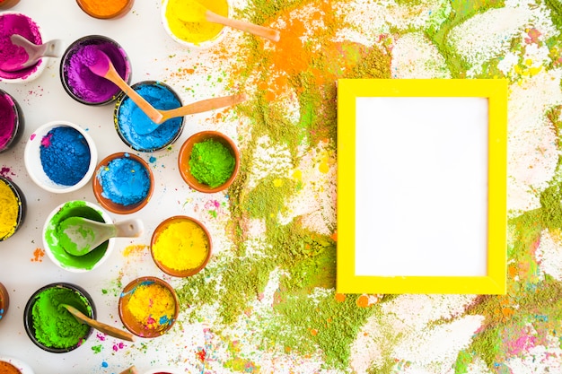 Foto grátis coleção de taças com cores secas brilhantes perto de quadros e pilhas de cores