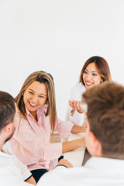 Colegas alegres rindo no escritório