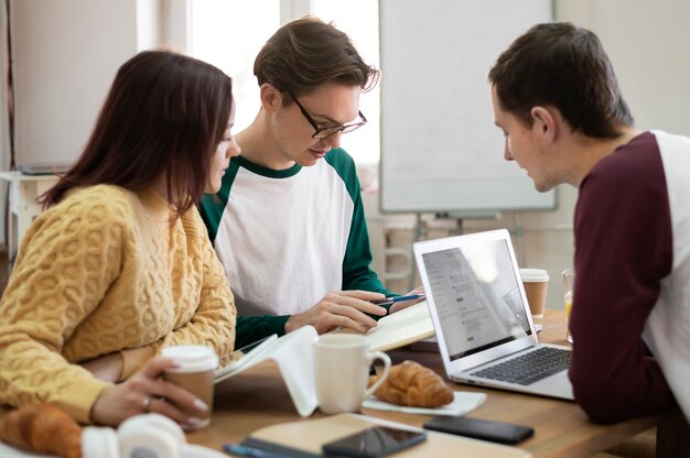 Foto grátis colegas almoçando juntos durante o estudo em grupo