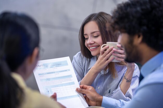 Colegas almoçando juntos e discutindo algo