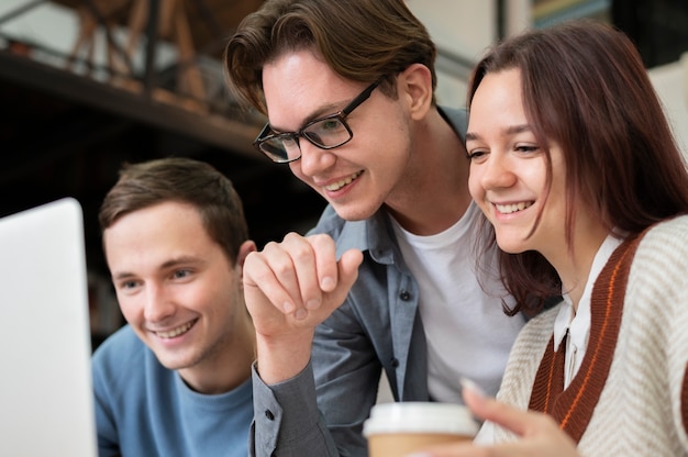 Colegas aprendendo juntos durante o estudo em grupo