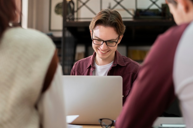 Foto grátis colegas aprendendo juntos em uma sessão de estudo em grupo