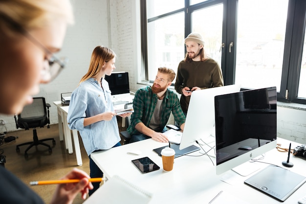 Colegas concentrados no escritório usando o computador