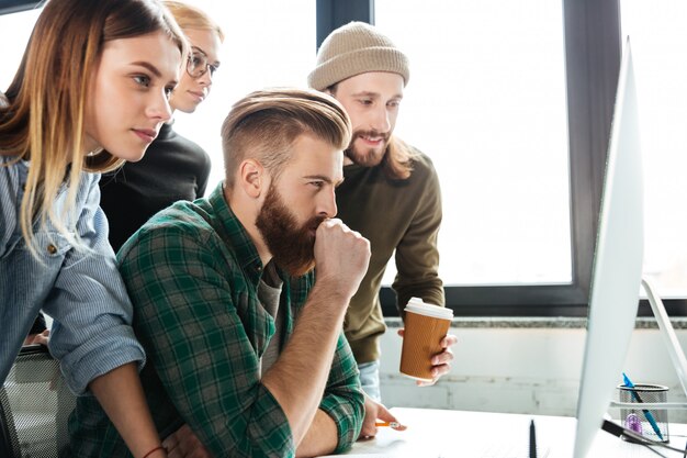 Colegas concentrados no escritório usando o computador