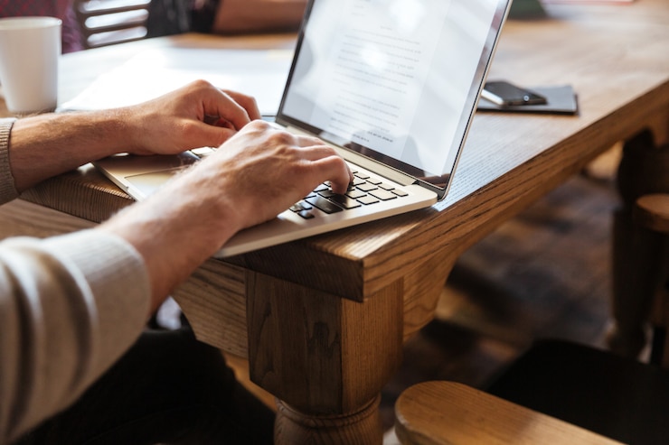 Foto grátis colegas concentrados sentado no escritório e coworking.