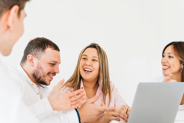 Colegas criativos discutindo e rindo no escritório