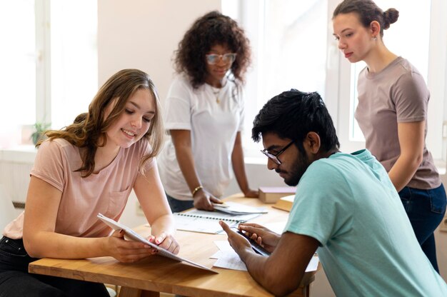 Colegas de faculdade estudando juntos