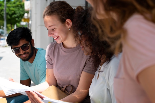 Colegas de faculdade estudando juntos