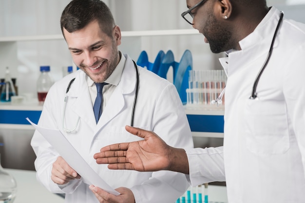 Foto grátis colegas de médicos com papel